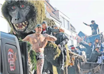  ?? FOTOS: CLAUDIA STECKELER ?? Sehr imposant: Wagen und Besatzung der Glottertal­piraten.