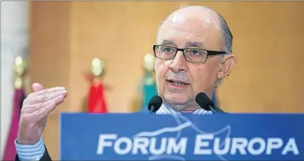  ?? JORGE ZAPATA / EFE ?? Medias tintas. Cristóbal Montoro lanzó la idea de que rebajará los tramos de IRPF, pero no aclaró a qué tipo de rentas afectarán los cambios