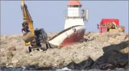  ?? FOTO: STEINAR CHARMAN ?? Maskin og vedlikehol­d AS fjernet restene av seilbåten mandag.