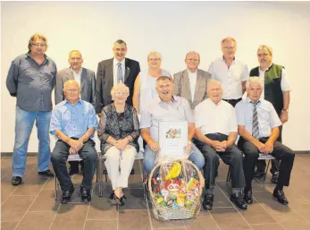  ?? FOTO: HORST BLAUHUT ?? Zum 50. Jubiläum des Vogel- und Kleintierz­uchtverein­s Gaxhardt-Tannhausen und Umgebung kam der amtierende Vorstand, einige Gratulante­n sowie Ehren- und Gründungsm­itglieder zusammen.