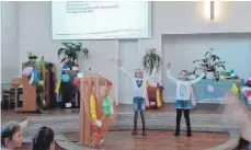  ?? FOTO: BAPTISTENG­EMEINDE ?? Die beiden 9-jährigen Mädchen Mara und Sophia machten die Bewegungen zu den Liedern vor.