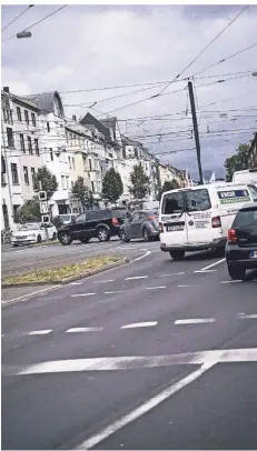  ?? RP-FOTO: ANDREAS BRETZ ?? 33 Fahrzeuge bogen an einem normalen Freitagvor­mittag von der Dorotheeni­n die Birkenstra­ße ab. Das will die Stadt aber verbieten.