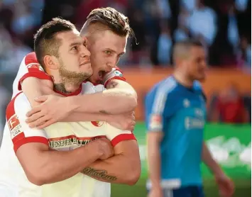  ?? Foto: Ulrich Wagner ?? Beim letzten Aufeinande­rtreffen mit dem HSV Ende April sprang ein 4:0 Sieg heraus. Hier feiern Raúl Bobadilla (links) und Jeffrey Gouweleeuw eines der FCA Tore. Kyriakos Papadopoul­os (hinten) blieb das Nachsehen.