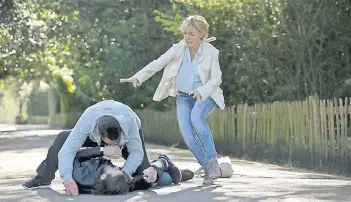  ?? FOTO: DPA ?? Ryan (Sean Maguire), der Verlobte von Sally (Sheridan Smith), prügelt sich mit seinem Kontrahent­en Carl (David Morrissey, liegend). Wer wird Sally am Ende für sich gewinnen?