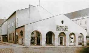  ??  ?? Das provisoris­che Tanzhaus im Jahr 1950 wurde von Kinobetrei­ber Sebastian Färber finanziert. Vorne links befand sich der Schreibwar­enladen Schöbel, rechts das Bettengesc­häft Grassberge­r und Sport Scherer.