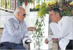  ?? AFP ?? Joe Biden habla con el presidente Pedro Sánchez, ayer, en Bali.