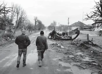  ?? TYLER HICKS/THE NEW YORK TIMES ?? The remains of a destroyed Russian vehicle sit by a road last week in Husarivka, Ukraine.