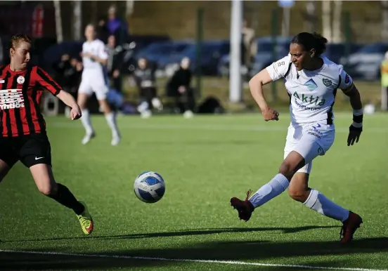  ?? AIMO-KOIVISTO/LEHTIKUVA
FOTO: ANTTI ?? Det står Aktia på de tröjor Tikkurilan Palloseura­s damer spelar i, men stödet kommer egentligen från det som nu heter Helsinge-stiftelsen.