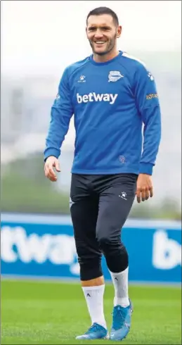  ??  ?? Lucas Pérez, sonriente en un entrenamie­nto con el Alavés.