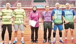  ??  ?? AZMIE/Kamaruddin (kanan) dan Sudirman/ Bakri bersama pengadil perlawanan sebelum aksi final.