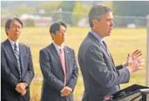  ?? STAFF FILE PHOTO BY ROBIN RUDD ?? Chattanoog­a Mayor Andy Berke welcomes Nippon Paint USA to Chattanoog­a in 2019. Behind Burke from left are, Hiroyuki Kobayashi, Consulate-General of Japan in Nashville and Tetsuro Fujita, president and CEO of Nippon Paint USA Inc..