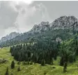  ?? Foto: Kneffel, dpa ?? Bei Bergfreund­en beliebt: die Kampenwand im Chiemgau.