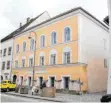  ?? FOTO: ARCHIV ?? Das Geburtshau­s Adolf Hitlers im österreich­ischen Braunau am Inn soll zur Polizeista­tion umgebaut werden.