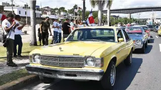  ?? FÉLIX DE LA CRUZ ?? Ciudadanos disfrutaro­n de la exhibición y desfile de autos antiguos.