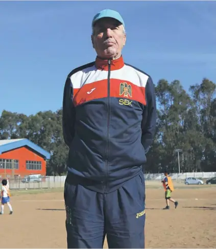  ??  ?? ► Spedaletti, con el buzo de Unión Española, en la cancha de tierra de su escuela de El Tabo.