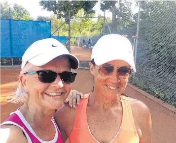  ?? FOTO: PRIVAT ?? Die Laupheimer­in Daniela Esswein bei der Tennis-WM der Senioren in Ulm und Neu-Ulm mit ihrer Zweitrunde­ngegnerin (rechts) Cathy Benson aus Australien.