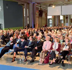  ??  ?? Grandi numeri I soci all’assemblea di Volksbank ieri a Bolzano