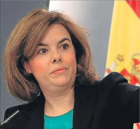  ??  ?? La vicepresid­enta del Gobierno, Sáenz de Santamaría, ayer después del Consejo de Ministros