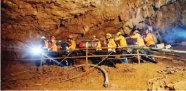  ?? REUTERS/Soe Zeya Tun ?? HOOYAH! Inilalabas ng rescue workers ang mga makinarya matapos masagip ang 12 soccer players at kanilang coach sa Tham Luang cave complex sa hilagang probinsiya ng Chiang Rai, Thailand, nitong Martes.