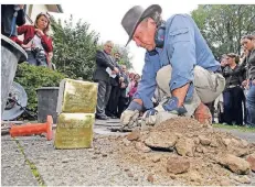  ?? FOTO: RALPH MATZERATH ?? Nachhaltig­e Aktion: Gunter Demnig verlegte bei einer früheren Aktion zwei Stolperste­ine vor dem Haus Mettmanner Str. 76 in Hilden.