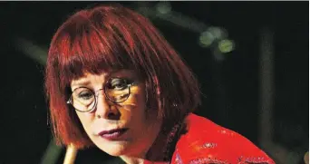  ??  ?? Rita Lee não ouviu pessoas – entrevisto­u-se a si mesma, vasculhou apenas na memória.