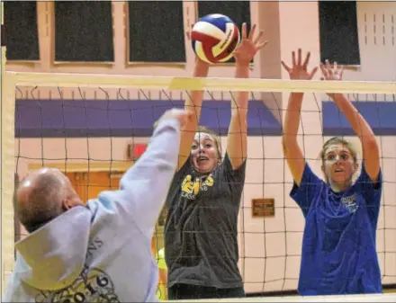  ?? PETE BANNAN — DIGITAL FIRST MEDIA ?? Bishop Shanahan volleyball coach Greg Ashman does drills with Tess Elder and Julia Thomas during practice Monday ahead of the team’s state semifinal vs. Parkland Tuesday evening.