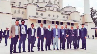  ??  ?? TİM Başkanı İsmail Gülle ve TİM Genel Sekreteri Dr. Halil Bader Arslan, Cumhurbaşk­anı'nın Kırgızista­n ziyaretine­de yer aldılar.