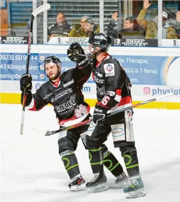  ?? Foto: Dietmar Ziegler/diz-pix.de ?? Mit dem Tor von Dennis Tausend (links, daneben Lukas Fettinger) drei Minuten vor Spielende war die Partie wieder offen. Am Ende siegte der EHC Königsbrun­n.