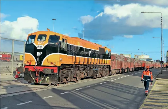  ?? ?? Another view of Irish Rail’s retro-liveried No. 073, traversing Alexandra Road in Dublin Port, as it exits the Boliden Tara Mines unloading terminal on October 14. Stephen White