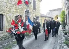  ??  ?? Traversée du village par le cortège officiel