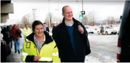  ?? FOTO: KJARTAN BJELLAND ?? Samferdsel­sminister Ketil Solvik-olsen (Frp) synes det er rart at man først krever vei for så å bli bekymret for omfanget. Her er han sammen med Ingrid Dahl Hovland, direktør i Nye veier.