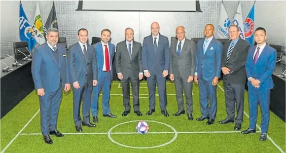  ?? FIFA.COM ?? Reunión cumbre. Angelici en una punta, Gianni Infantino (presidente de la FIFA) en el medio, rodeado por Florentino Pérez y D’Onofrio.