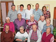  ?? Foto: Franz Kaufmann ?? Die Dorfgemein­schaft ehrte ihre Gründungsm­itglieder (unten von links): Erwin Mey er, Resi Müller, Karl Schuster sen. mit Frau Resi; mittlere Reihe: Christine Meyer, Manfred und Lore Spangler, Hans und Josefa Egen; obere Reihe: Karl Schuster, Gaby Böhm,...