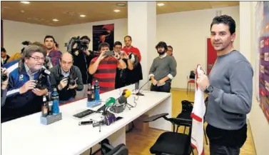  ??  ?? ILUSIÓN. Míchel posó con la Franja que defendió como jugador: ahora asume el reto de ser el entrenador.