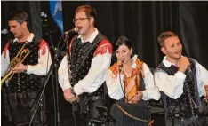  ?? Foto: Roland Furthmair ?? Saso Avsenik und seine Oberkraine­r spielten vor 450 Besuchern beim Musikanten Express im Wolfgang Eychmüller Haus.