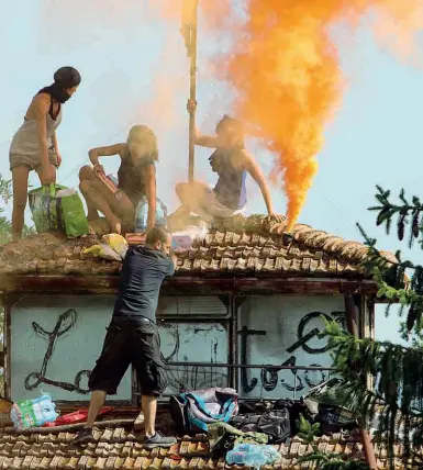  ?? (foto Sestini) ?? Gli anarchici asserragli­ati sul tetto della Riottosa, la villa occupata al Galluzzo: sono scesi dopo 10 ore