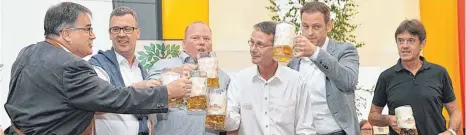  ?? FOTO: KLAUS WEISS ?? „Es ist angezapft“: Bürgermeis­ter Diesch, Kommandant Klaus Merz, Grillmeist­er Michael Rauscher und die Abordnung der Brauerei Ott stoßen auf ein schönes Fest an.