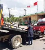  ??  ?? Vehículos Digeset. son removidos por agentes de la