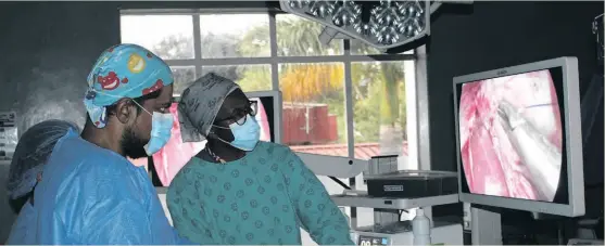  ?? > Photos: Bridget Mpande ?? Dr Shamaman Harilal and Dr Elliot Motloung in the theatre during the procedure.