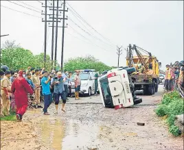  ?? AP ?? ■ The overturned vehicle that cops say was carrying the gangster towed away near Kanpur on Friday.