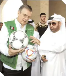  ?? ?? qataríes le enseñaron al canciller Ebrard los diferentes balones con los que se jugará el Mundial.