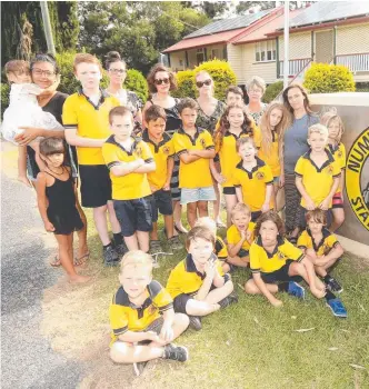  ?? Picture: MIKE BATTERHAM ?? Students and parents are hopeful their concerns over road safety outside Numinbah State School are being listened to after the government arranged a visit.