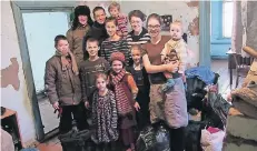  ?? FOTO: R. ALIJEW ?? Die Familie Martens in ihrem zugigen Heim. Der Traum von einem neuen Leben im moralisch züchtigen Russland hielt der Realität nicht lange stand.