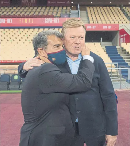  ?? FOTO: PERE PUNTÍ ?? Laporta abraza a Koeman tras ganar la Copa. La leyenda de Wembley logró su primer título como técnico del Barça