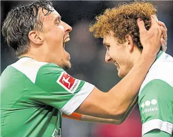  ?? DPA-BILD: JASPERSEN ?? Komm in meine Arme: Werders Kapitän Max Kruse (links) feiert den 18-jährigen Josh Sargent, der mit seinem Treffer zum 3:1 das Spiel gegen Düsseldorf entschied.