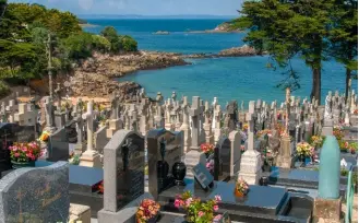  ??  ?? L’ancienne commune de Tréboul, rattachée à Douarnenez
dont elle est devenue un quartier en 1945, est un petit port de pêche et de plaisance touristiqu­e avec ses plages
Saint-jean et des Sables blancs (photo ci-dessous), sa thalassoth­érapie et son cimetière marin (photo ci-contre).