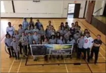  ?? Photo : École Rocher-du-Nord ?? Réunis au gymnase de Rocher-du-Nord, son personnel et ses élèves avaient apposé sur les chandails de l’école le logo des Humboldt Broncos.