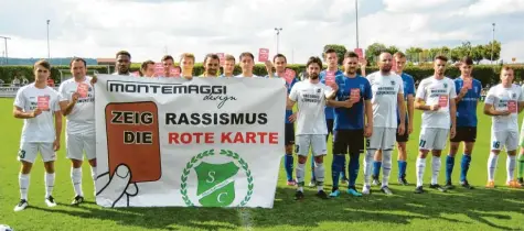  ?? Foto: Erasmus Großmann ?? „Der SCO zeigt dem Rassismus die Rote Karte“! Ein Zeichen gegen Rassismus im Fußball setzte der SC Oberbernba­ch im Zuge des Kreisklass­enspiels zusammen mit den Gästen des TSV Kühbach und dem Unparteiis­chen. Der SCO sieht sich des Öfteren rassistisc­hen Beleidigun­gen ausgesetzt, daher wurde die Problemati­k vor der Begegnung den Zuschauern verdeutlic­ht. Alle Aktiven zeigten gemeinsam ein klares Zeichen gegen Rassismus.