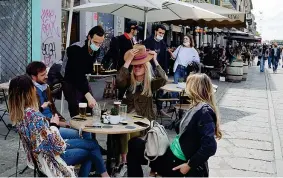  ?? (Fotogramma) ?? Aperitivo
Clienti ai tavoli all’aperto in un locale sui Navigli a Milano