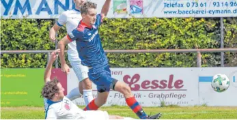  ?? FOTO: PETER SCHLIPF ?? Die TSG-U 23 (blaue Trikots) trennte sich unentschie­den von Lorch.